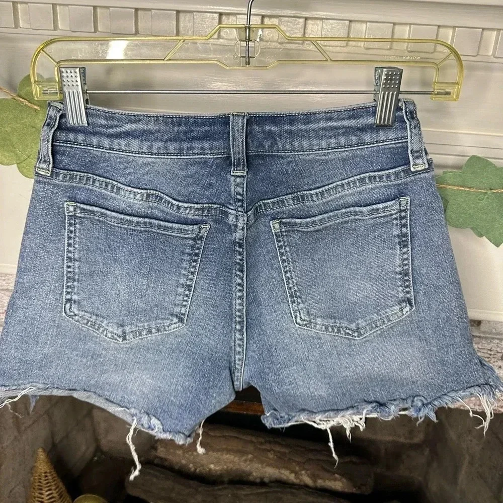 Boston Proper size 0 25 denim shorts distressed hem classic comfortable beach